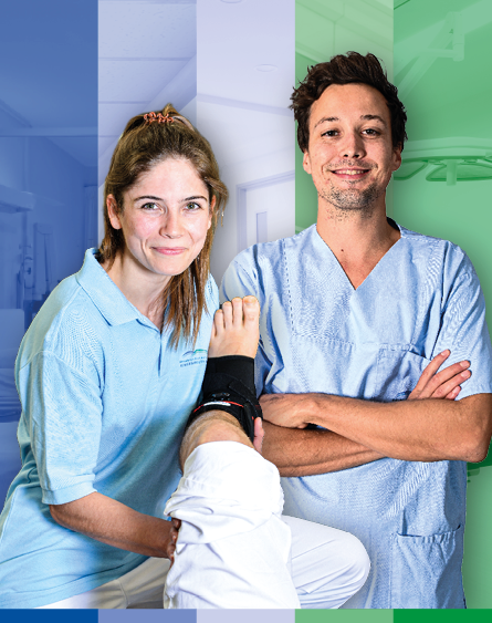 Das Bild zeigt zwei medizinische Fachkräfte, eine Frau und einen Mann, die in einer Klinik arbeiten. Die Frau hält ein Bein mit einem Fußbandage, während der Mann lächelt und seine Arme verschränkt. Hintergrund in sanften Farbtönen.